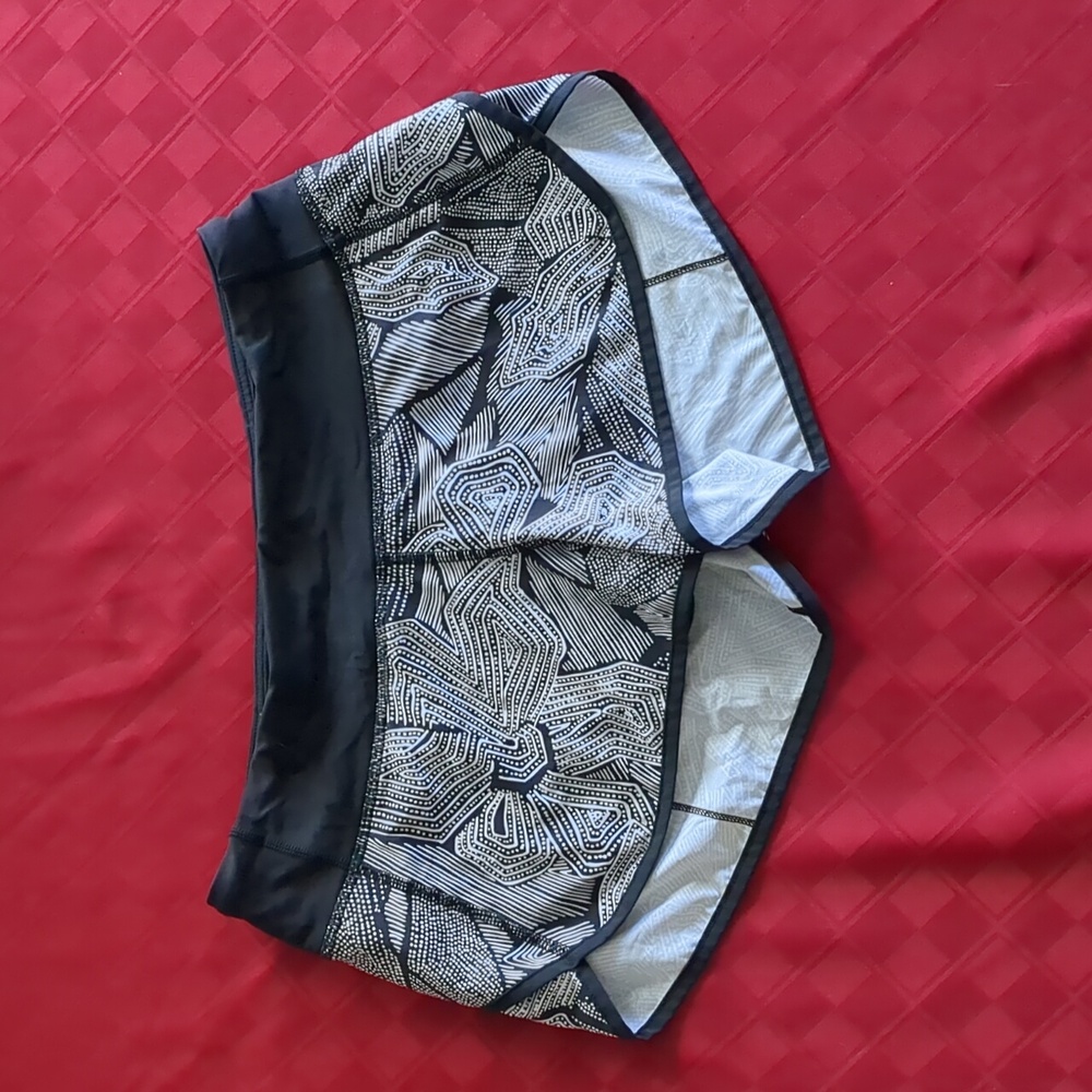 LULULEMON Speed Up Shorts | 6 EUC